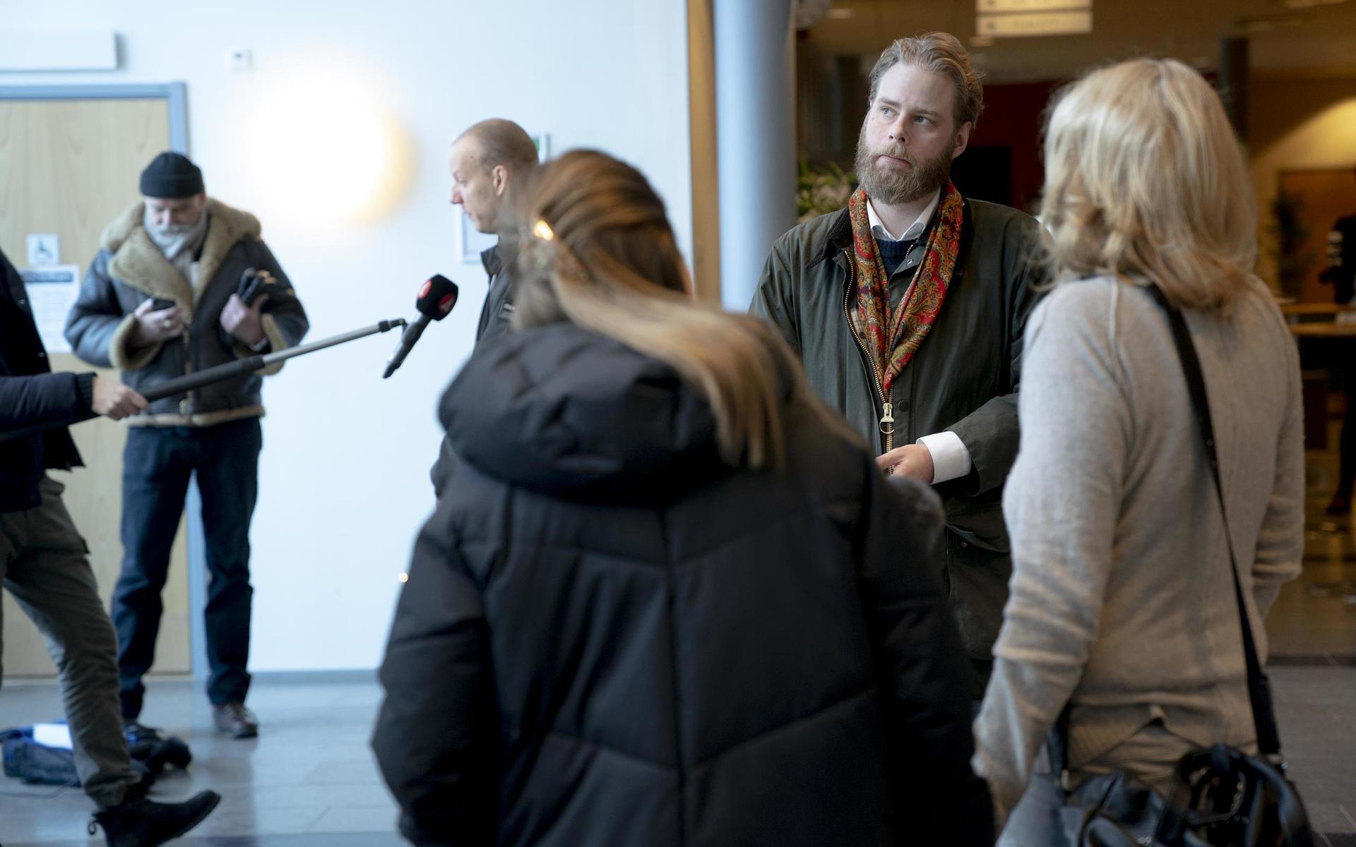 Filmregissören Henrik Evertsson intervjuas efter att domen i Göteborgs tingsrätt tillkännagivits. Två män i ett filmteam som åtalats för brott mot lagen om gravfrid vid Estonias vrak frias i en dom, eftersom de arbetade från en tysk båt.