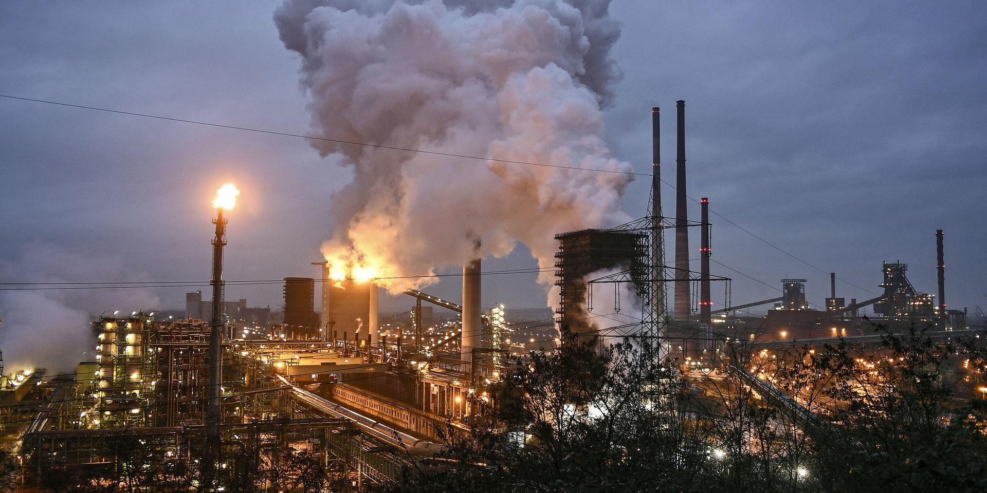 Thyssenkrupp har bland annat smältverk och stålfabrik i Duisburg, Tyskland. Arkivbild.