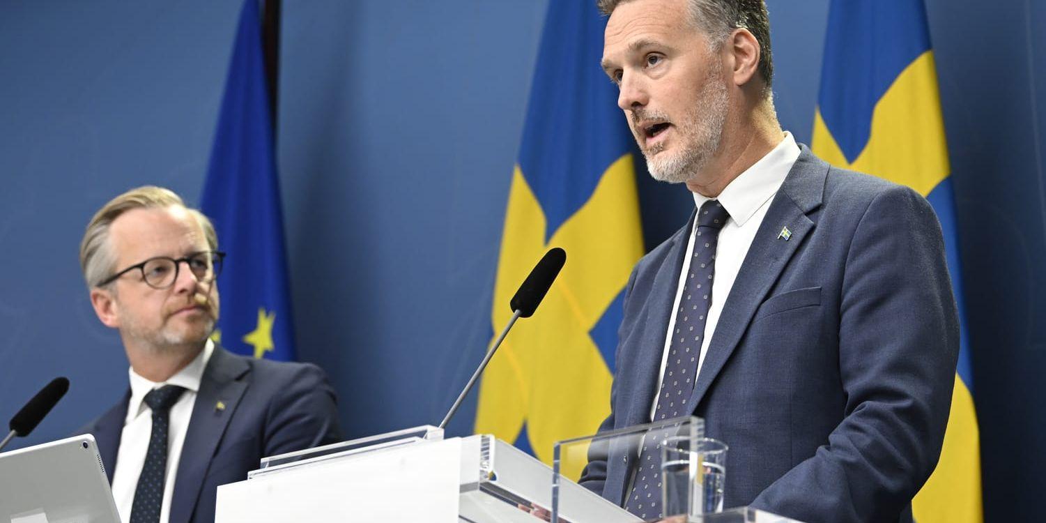 Finansmarknadsminister Max Elger (S) (th) och finansminister Mikael Damberg (S) berättar om de statliga kreditgarantierna för lån till elproducenter.