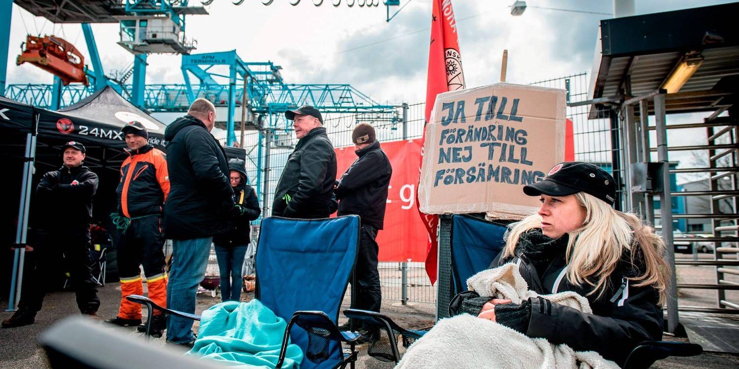 Missnöjd. Truck- och kranföraren Jennie Persson var en av de strejkande hamnarbetarna utanför containerterminalen i går.
