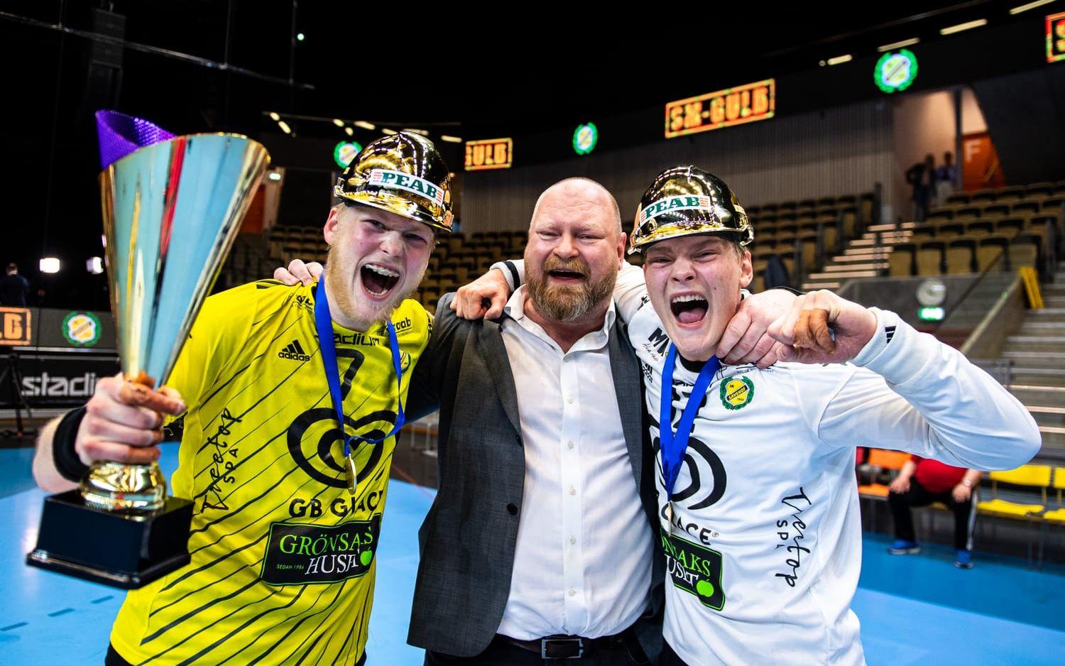 Bröderna Möller, här tillsammans med pappa Peter, tog SM-guld tillsammans 2021. 