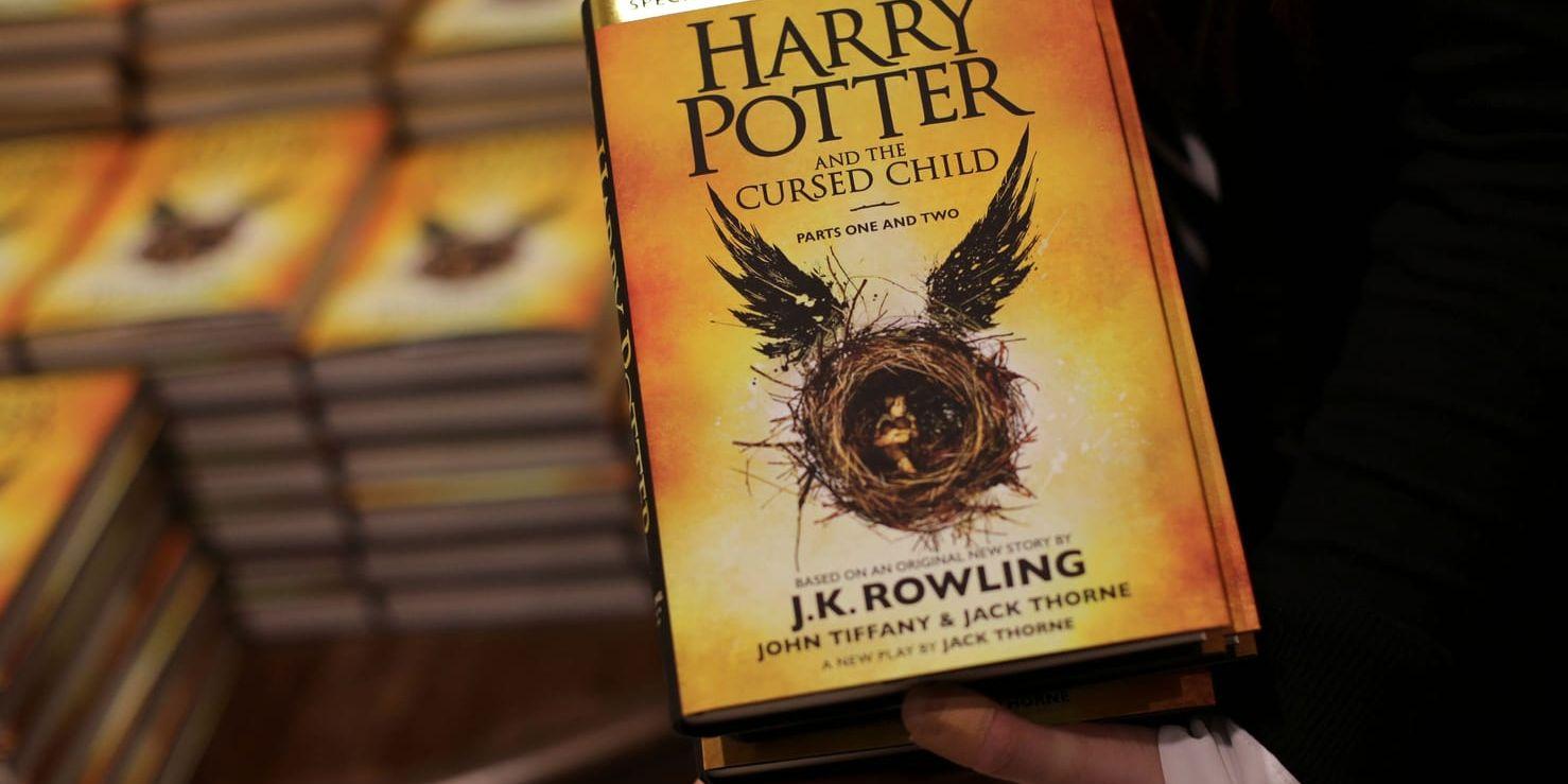 Manuset till pjäsen Harry Potter and The Cursed Child släpptes natten till söndag.