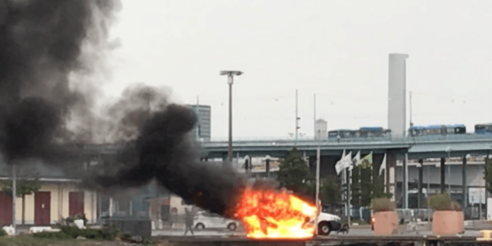 Vid 19.07 larmades polisen om bilbranden i Frihamnen.