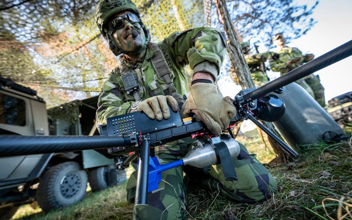Drönarplutonen på P 7 är på plats med sin ”heavy bomber” vid en pressvisning för militärövningen Aurora 26 på övningsfältet Revingehed.