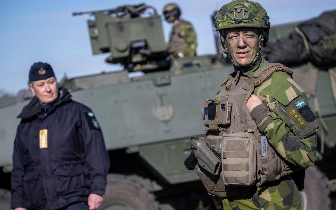 Chefen för Försvarsmaktens operationsledning, viceamiral Ewa Skoog Haslum och chefen för sjunde brigaden, överste Annelie Olausson.