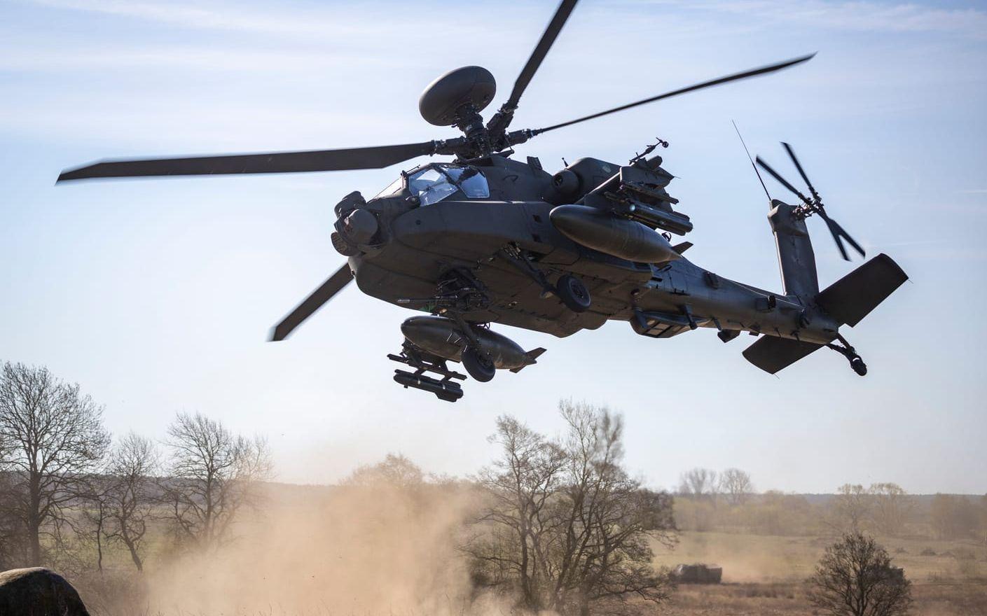 En nederländsk Boeing AH-64 Apache attackhelikopter i militärövningen Aurora 26 på övningsfältet Revingehed.