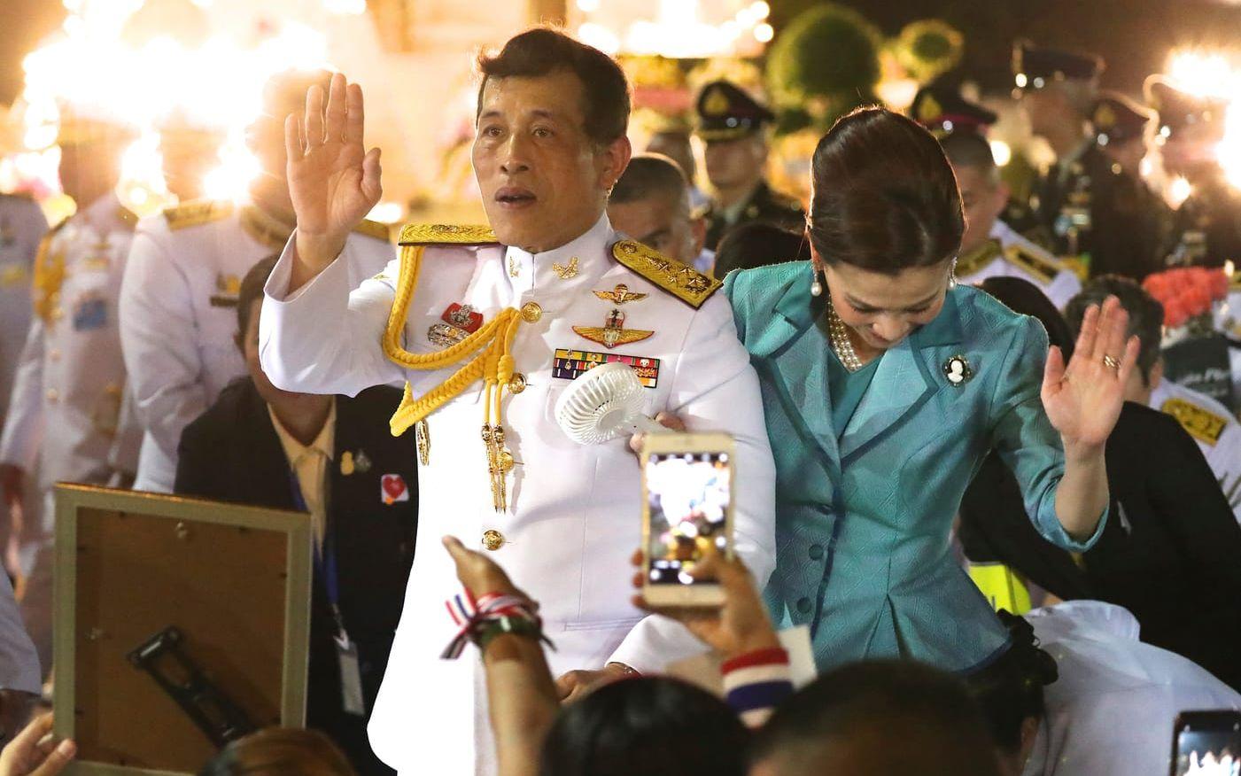 Thailands kung Maha Vajiralongkorn äger Siam Bioscience som tillverkar vaccin åt Astra Zeneca.