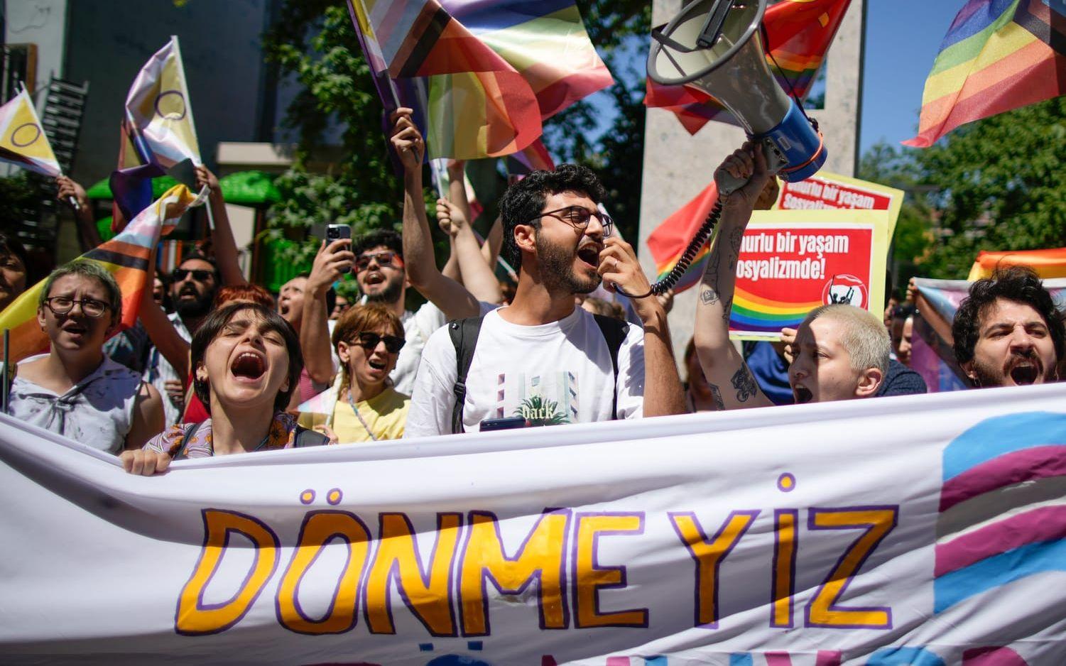 Trots förbud genomfördes en prideparad i Istanbul på söndagen.