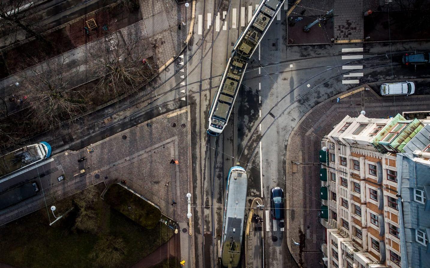 Flygbild över Vasaplatsen, 30 år efter olyckan. I korsningen Aschebergsgatan och Vasagatan spårade den skenande vagnen ur och rammade folkmassan på hållplatserna.