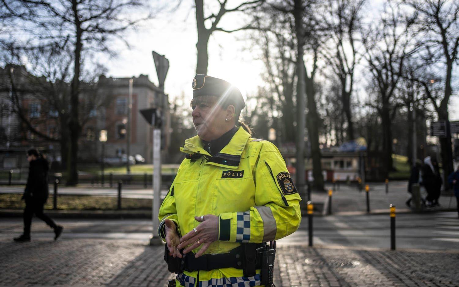 Birgitta Norrman vid Vasaplatsen. Hon körde före den skenande vagnen för att varna och fick senare medalj av kungen för sina insatser efter olyckan.