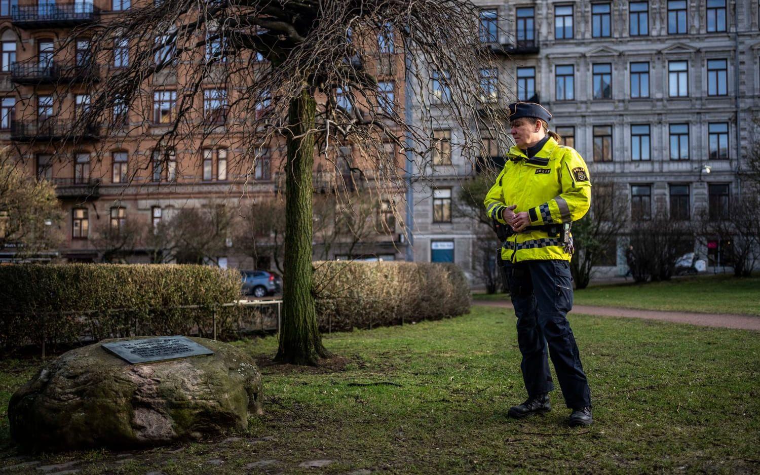 Minnesplatsen vid Vasaplatsen. Årsdagen är speciell för Birgitta Norrman. Då går tankarna varje år en extra gång till de anhöriga till de som dog i olyckan och tillägnades en minnesplats på Vasaplatsen.