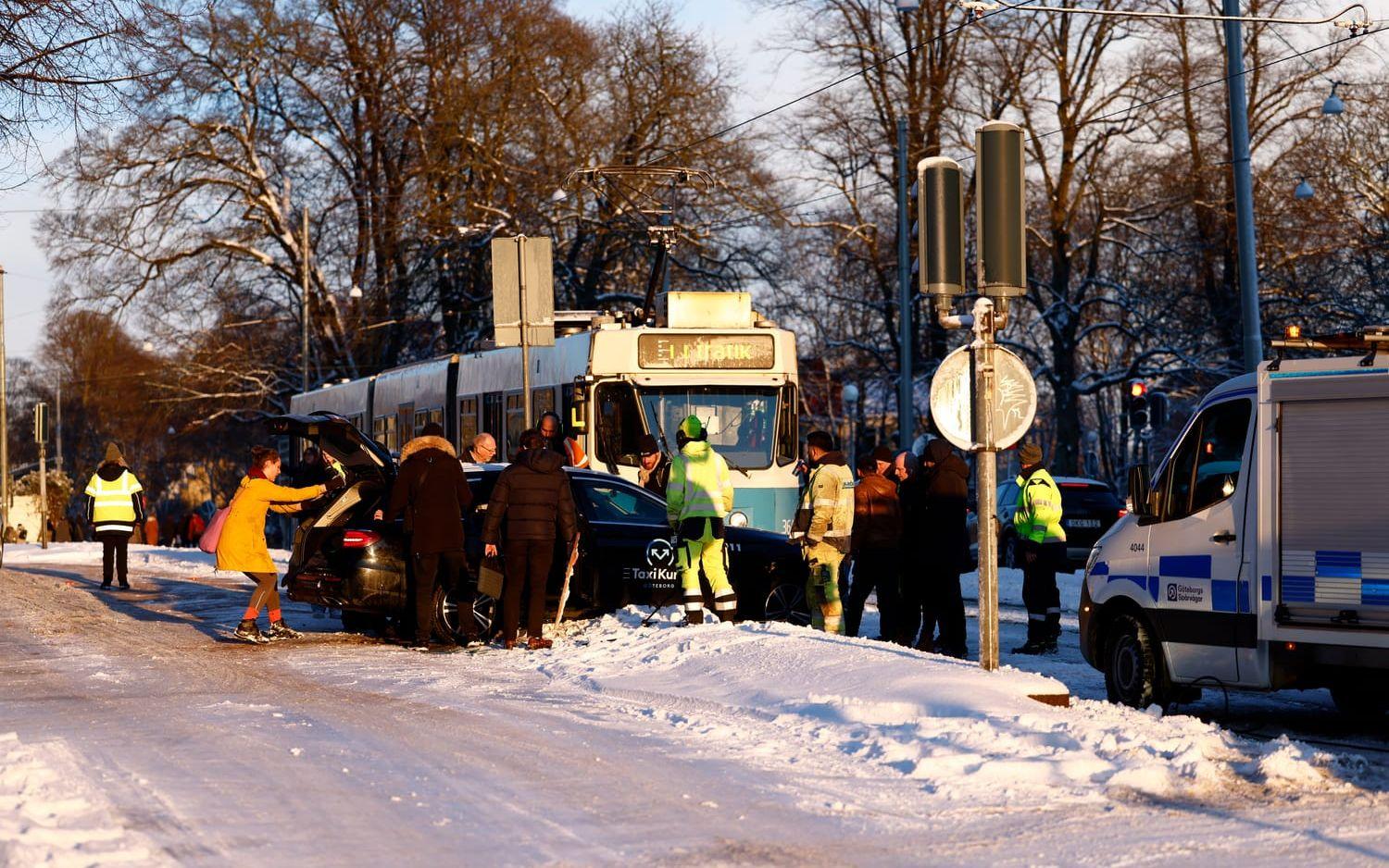 Stora delar av kollektivtrafiken slogs ur när ett kraftigt snöfall drog in över Göteborg och delar av Västsverige.