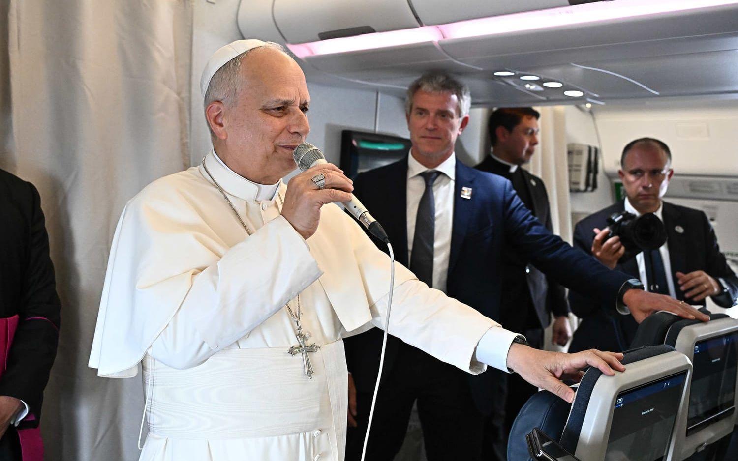 Påve Leo XIV svarade på journalisters frågor på flyget från Kamerun till Angola på lördagen.