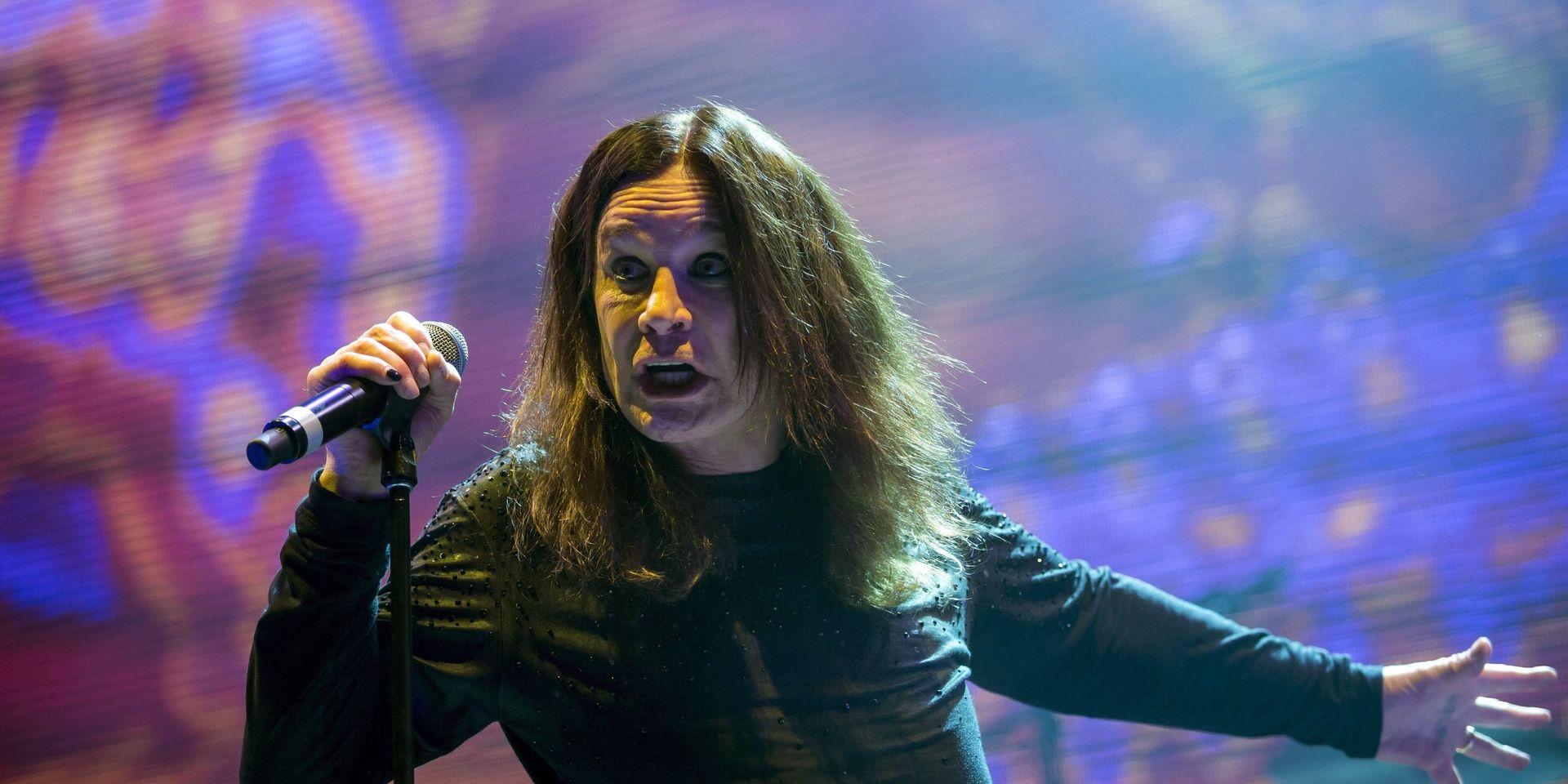 Brittiske sångaren Ozzy Osbourne kommer inte till Stockholm nästa år, utan skjuter upp ytterligare. Arkivbild. 