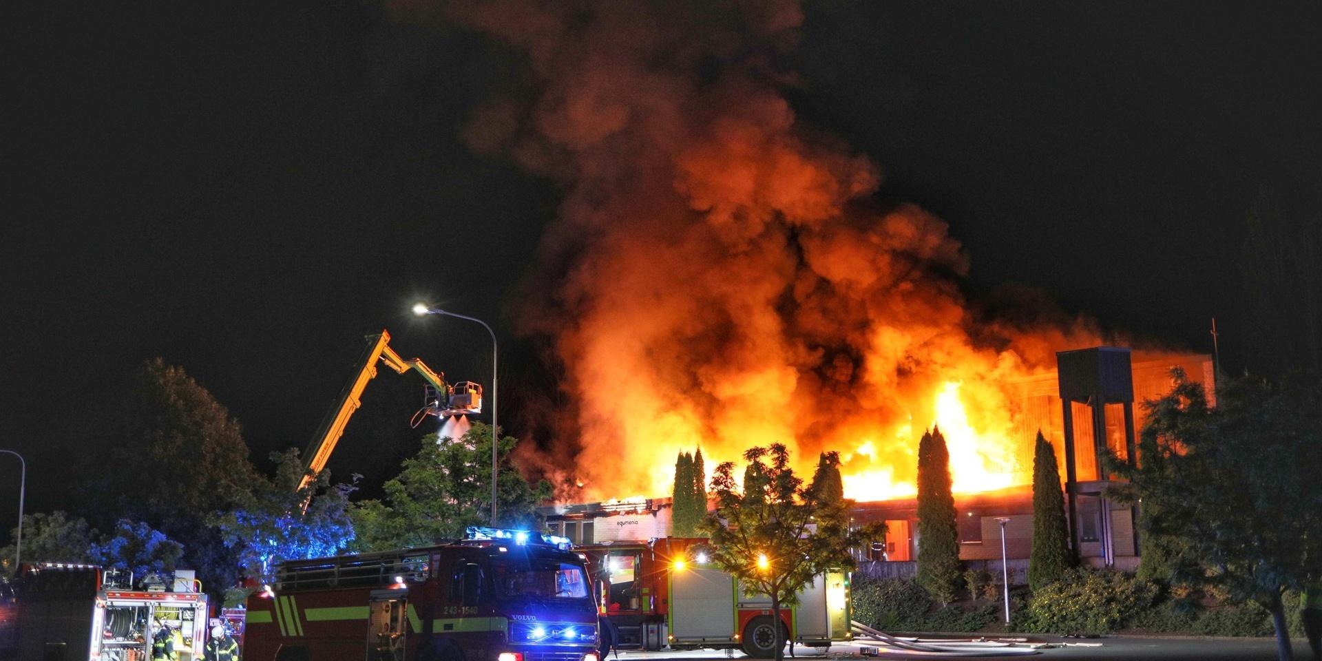 En kraftig brand förstörde Ansgariikyrkan i Jönköping under natten. Brandorsaken är oklar. Polisen har inlett en utredning om mordbrand.