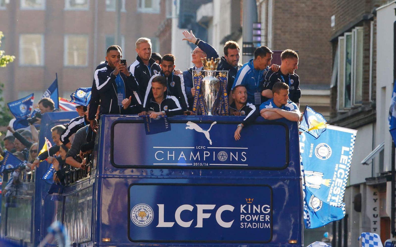 Spelarna i Leicester hyllades förstås rejält efter den överraskande titeln. Foto: Bildbyrån