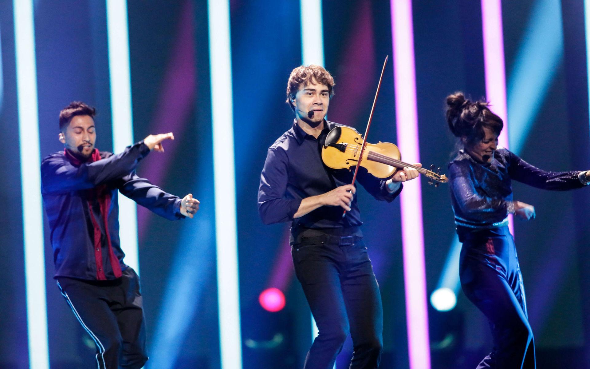 Jodå. Alexander Rybak spelar fiol på scenen. Hans dansare spelar luftfiol.