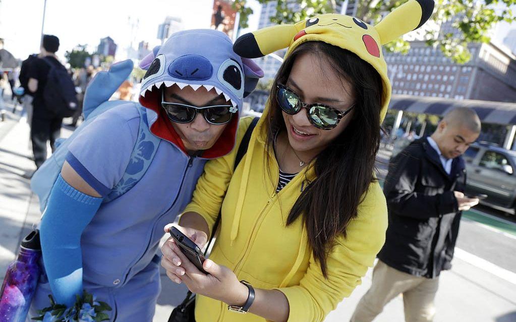 Vad är det som gör att tiotusentals svenska ungdomar intog gatorna i somras för att spränga Pokémons? Foto: TT.