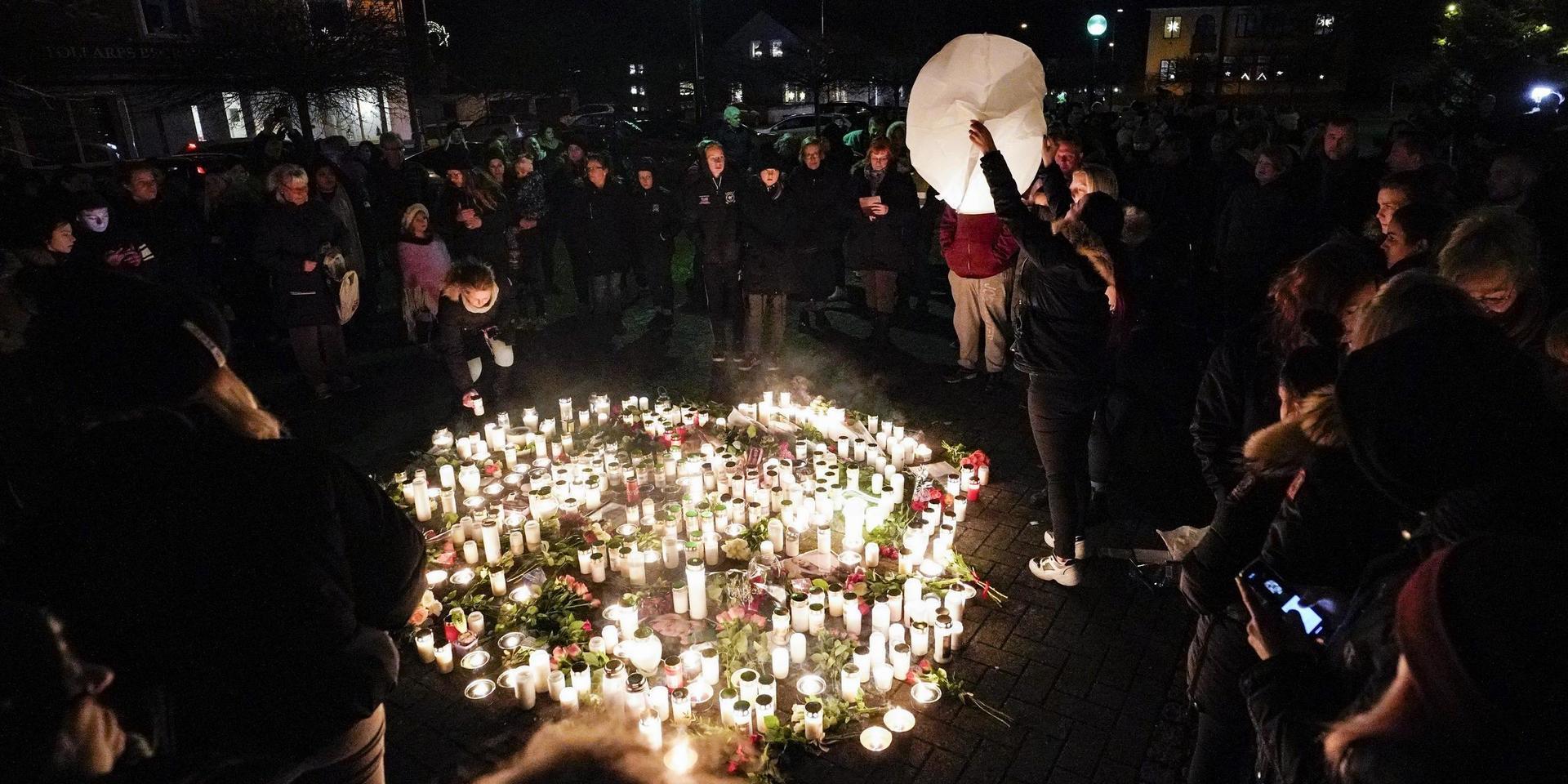 Ljus, blommor och minnessaker vid minnesplatsen på torget i Tollarp dagen efter de att en 20-årig kvinna hittades mördad i Vramsån. Nu döms en 22-årig man till 14 års fängelse för mordet. Arkivbild.