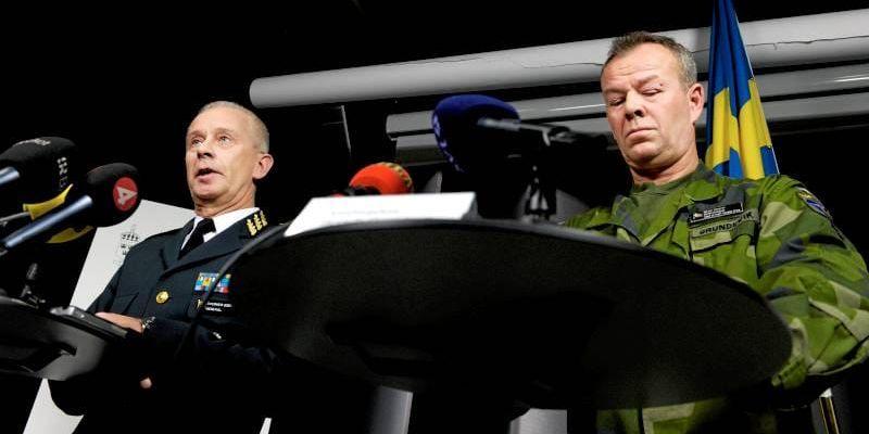 ÖB Sverker Göranson och arméinspektör Berndt Grundvik vid söndagens presskonferens om dödsskjutningen.