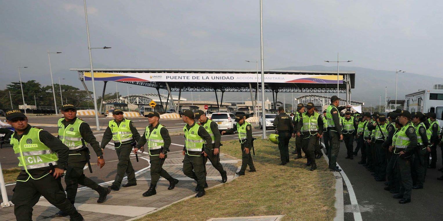 Colombiansk polis vid gränsövergången Tienditas mot Colombia.