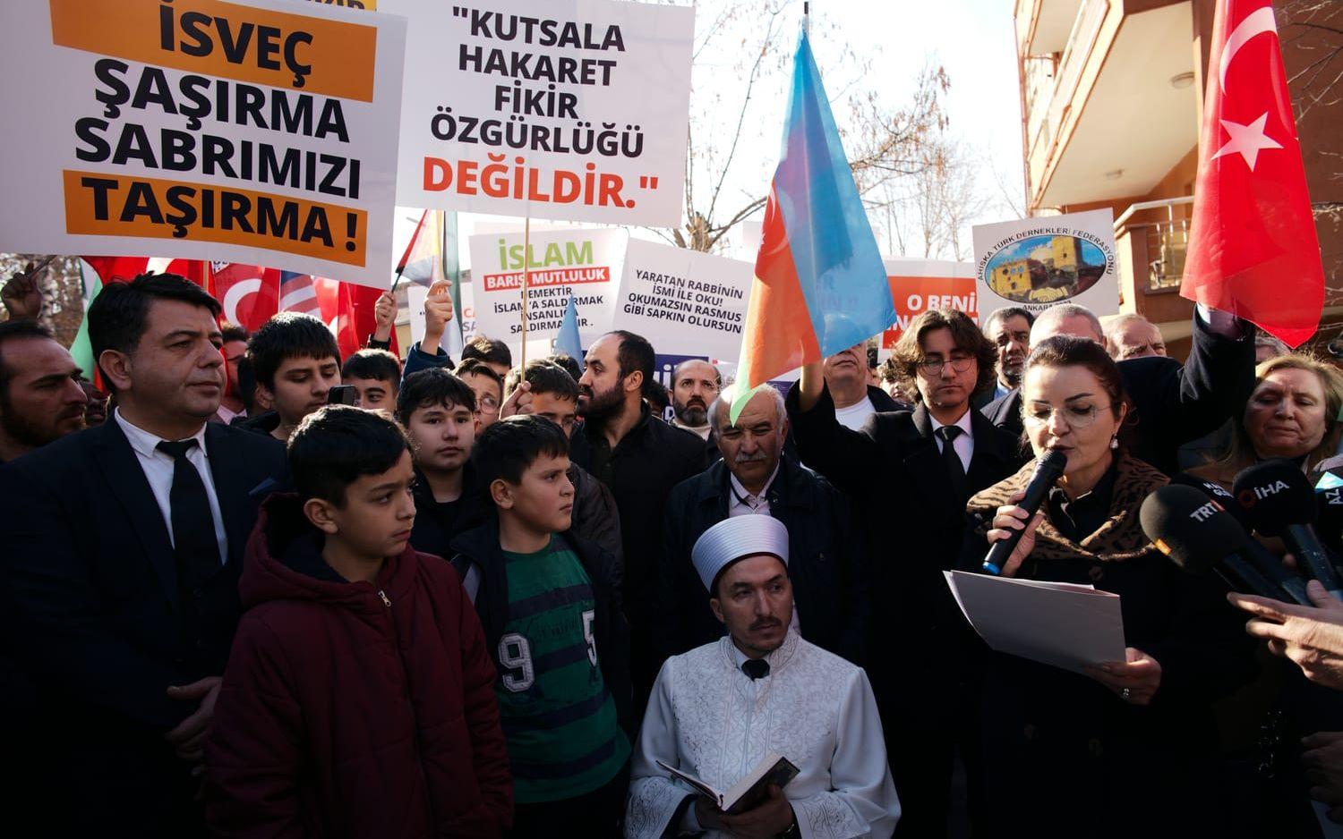 En imam läser ur koranen vid en protest utanför Sveriges ambassad i Ankara på tisdagen.