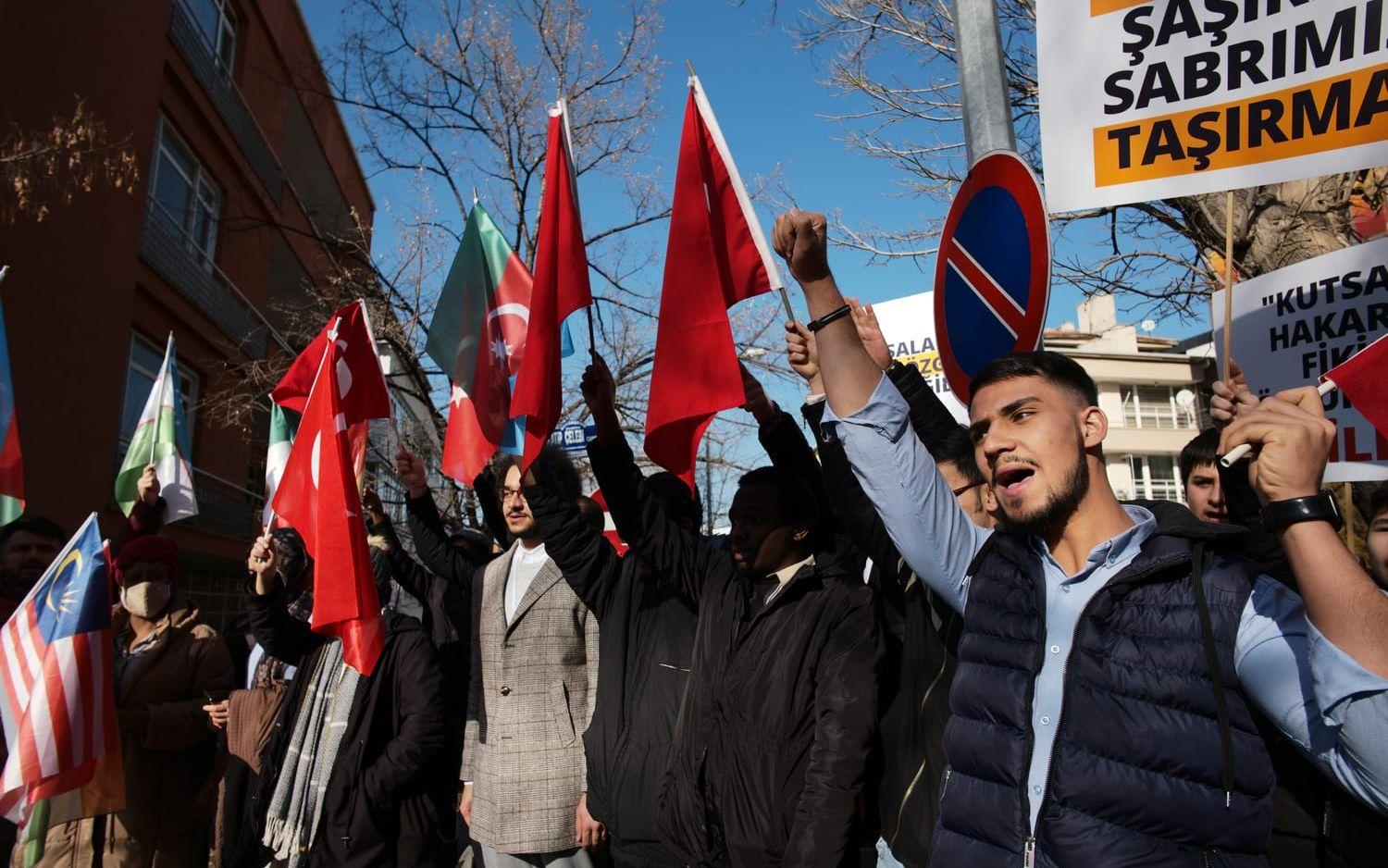 Demonstranter utanför Sveriges ambassad i Ankara på tisdagen.