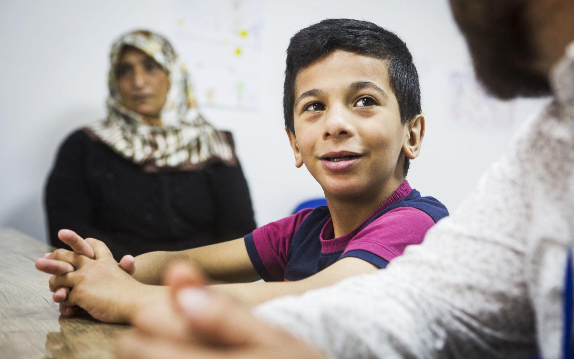 44-åriga Amina med sonen Hadji på ett EU-finansierat center för rehabilitering av flyktingar i Izmir. 