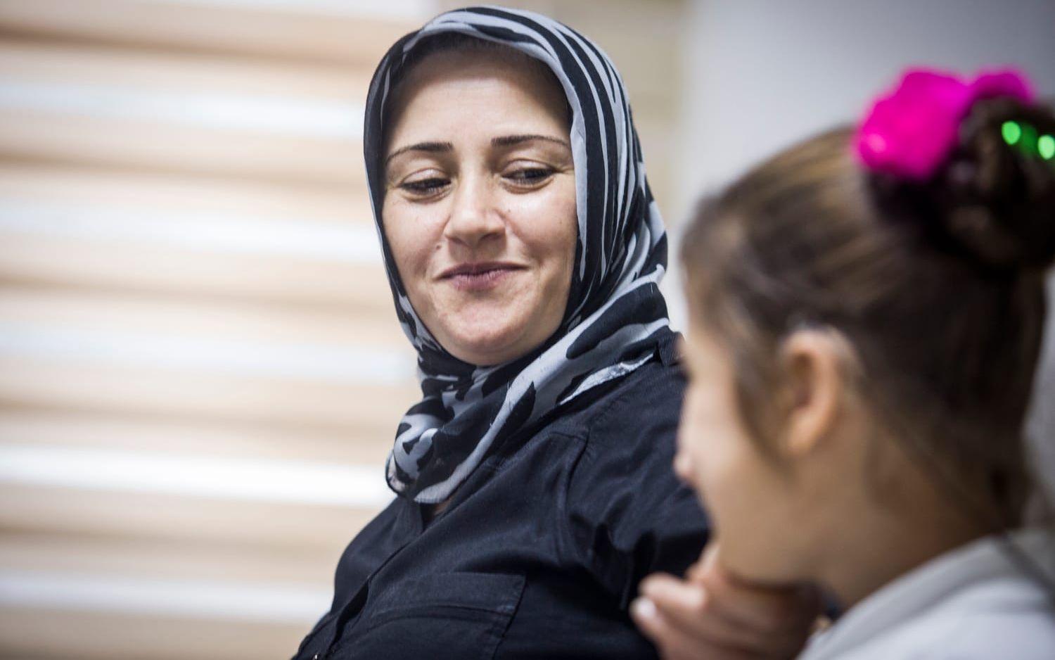 Zeyneb från Aleppo med dottern 10 Merve, som har fått hörseln tillbaka.