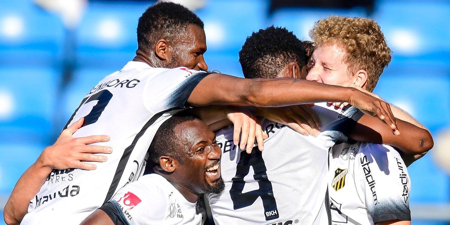 Tefu Mashamaite, nummer 4, kramas om av sina lagkamrater efter sitt första mål för säsongen i Häckentröjan.