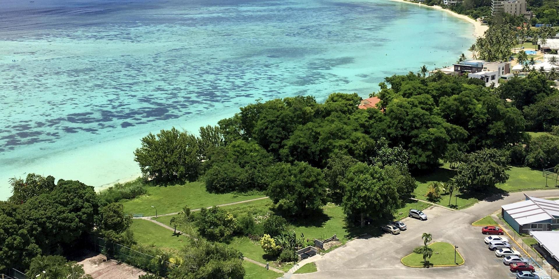 Det amerikanska territoriet Guam erbjuder besökare coronavaccin i hopp om att vända den dalande turismen som drabbat området. 