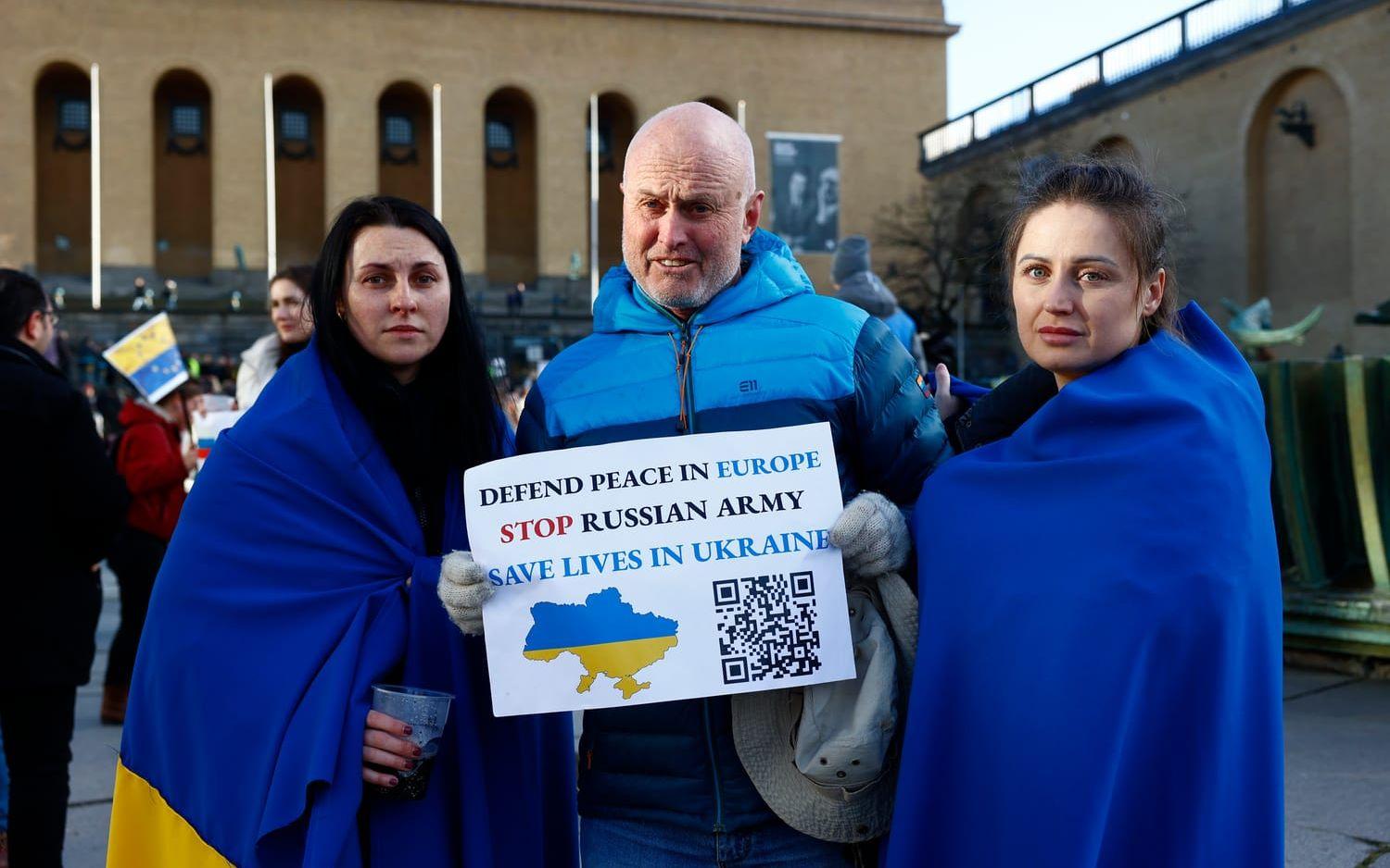 Runt 500 personer samlades på Götaplatsen, flera av dem med anknytning till Ukraina.