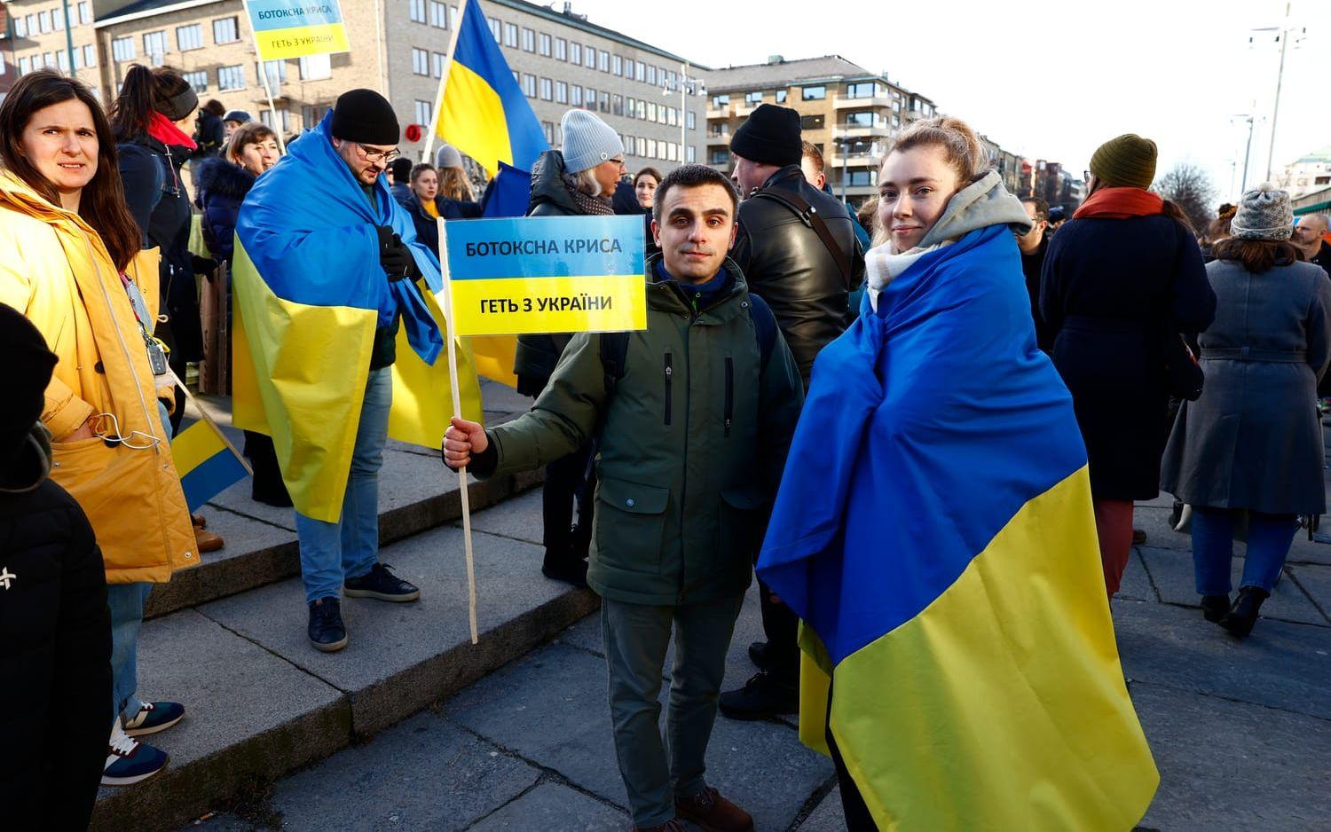 Runt 500 personer samlades på Götaplatsen, flera av dem med anknytning till Ukraina.