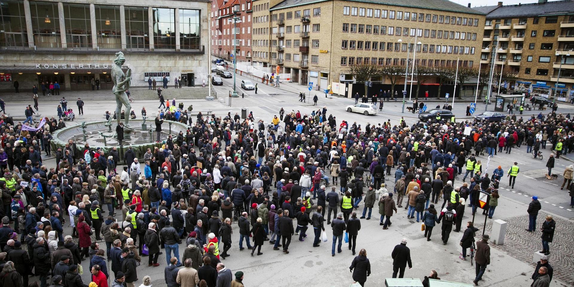 Arkivbild från demonstrationen mot Västlänken och trängselskatt som började på Götaplatsen och gick vidare till Kanaltorget.