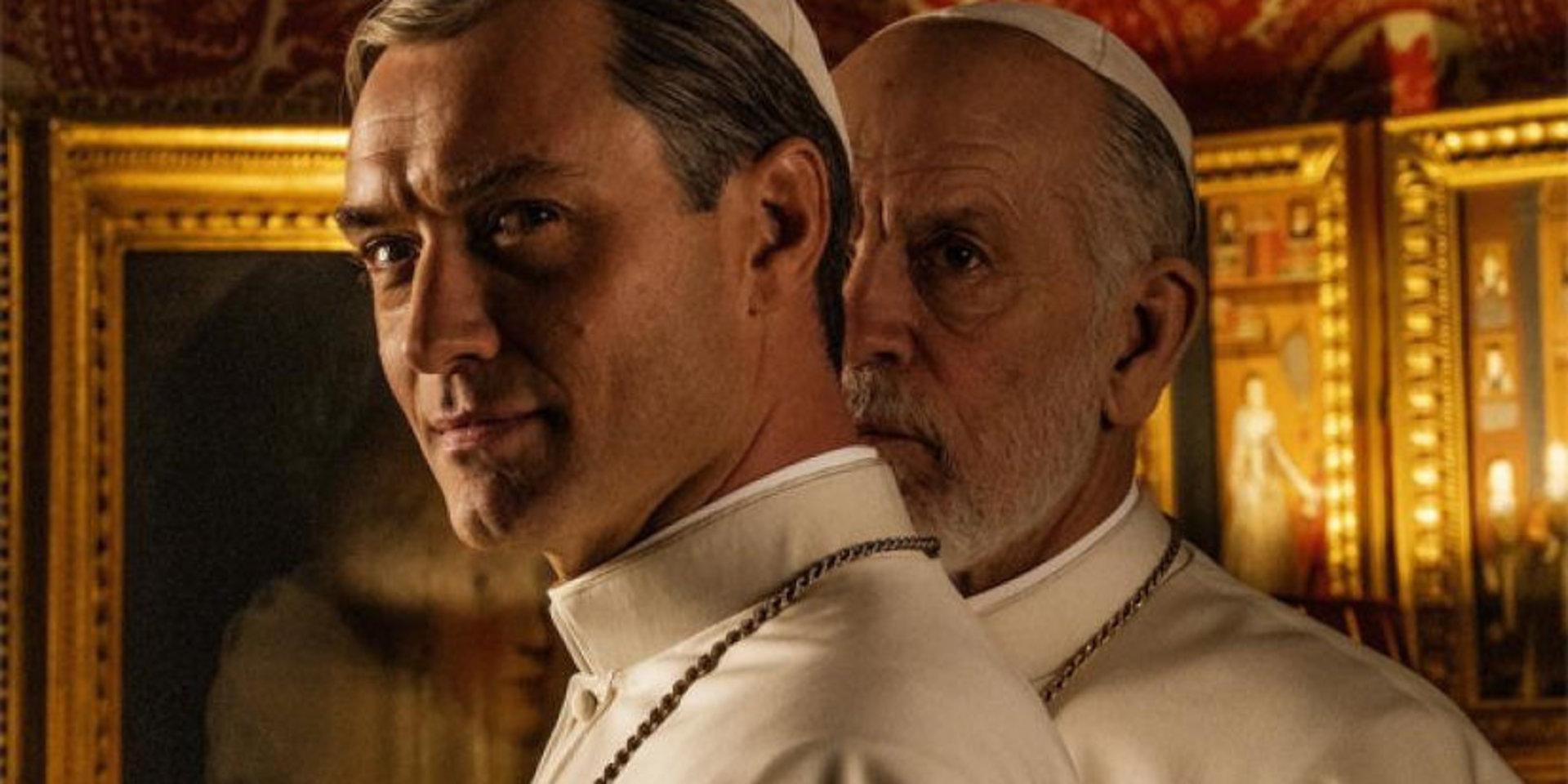 Jude Law och John Malkovich spelar påvar i 'The new pope' som snart börjar visas på C More. Pressbild. 
