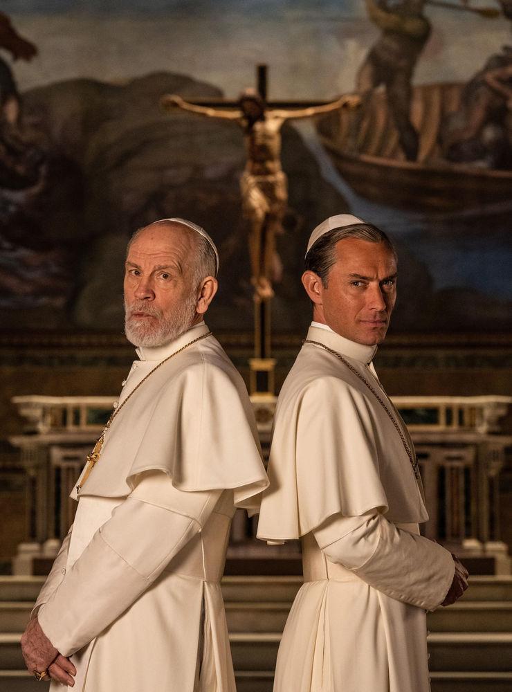 John Malkovich rycker in som ny påve i 'The new pope', när Jude Laws rollfigur hamnar i koma. Pressbild. 