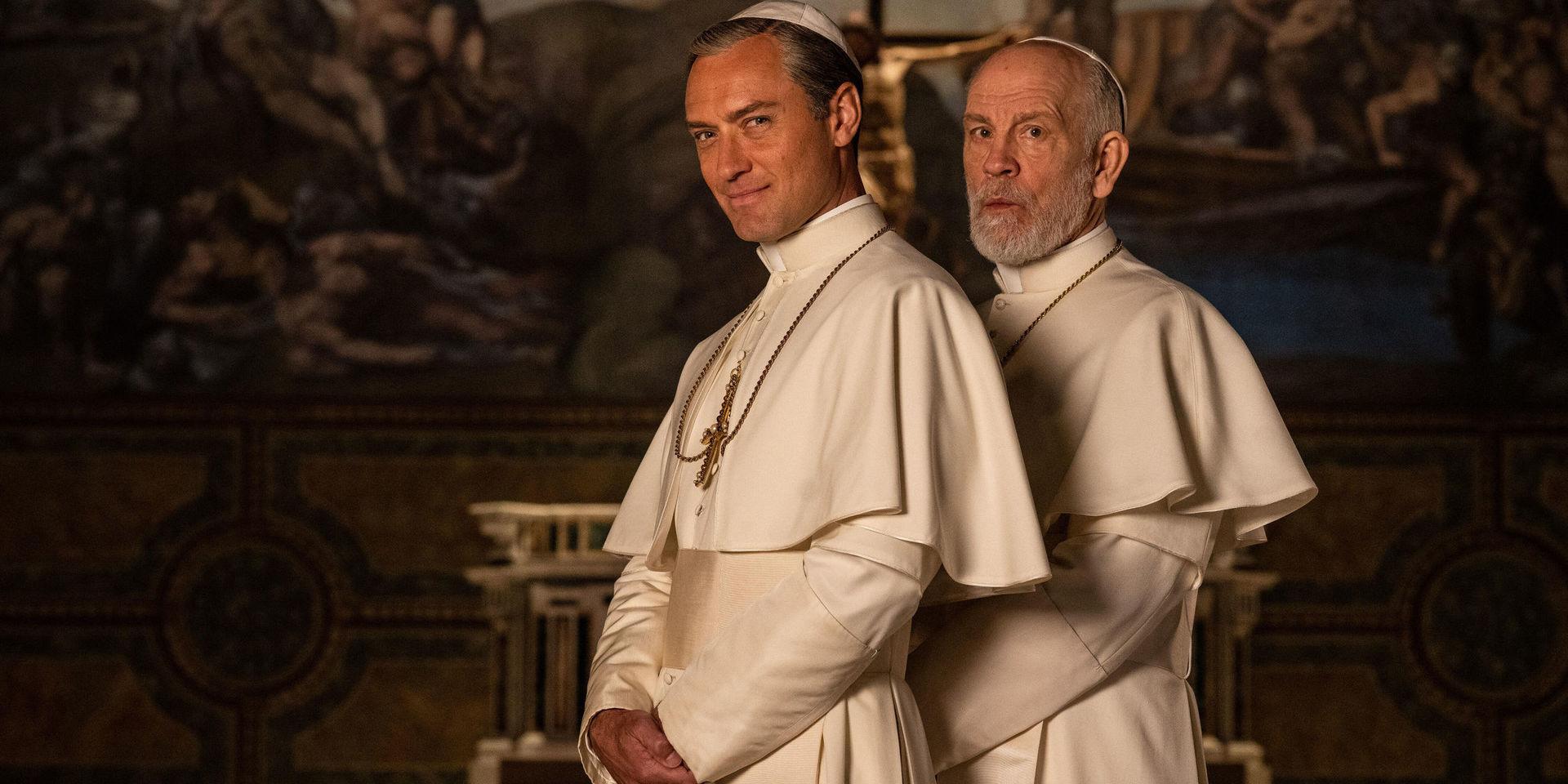 Jude Law och John Malkovich i 'The new pope'. Pressbild. 