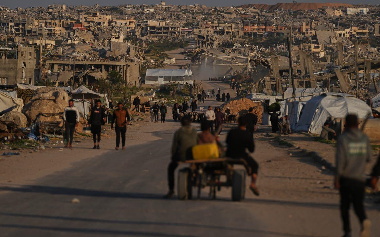 Förstörda byggnader i Khan Younis, Gazaremsan, tidigare i april.