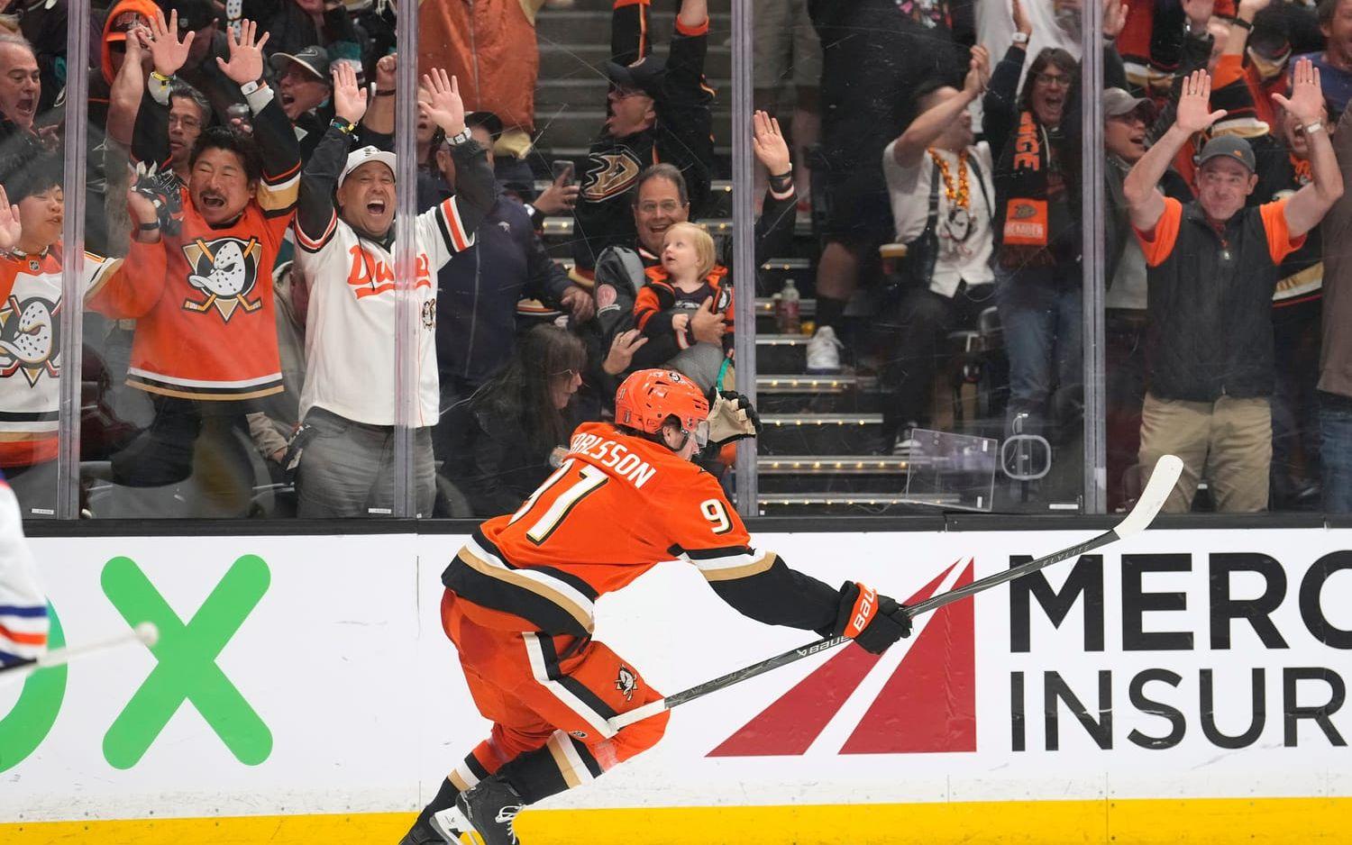 Leo Carlsson firar sitt 5–3-mål i segern mot Edmonton.