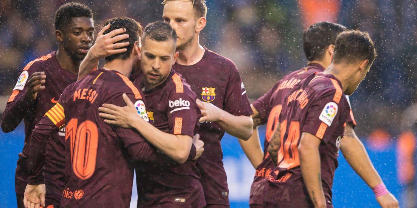 Lionel Messi kramas om av lagkamrater efter sitt hattrick. Ett hattrick som banade vägen för guldjubel i Katalonien.