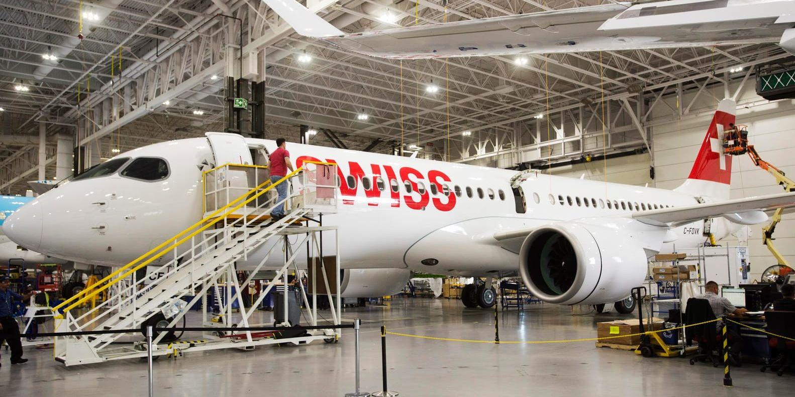 Arbetet på ett jetplan i C-serien på Bombardiers fabrik i Quebec. Kanada. Arkivbild.