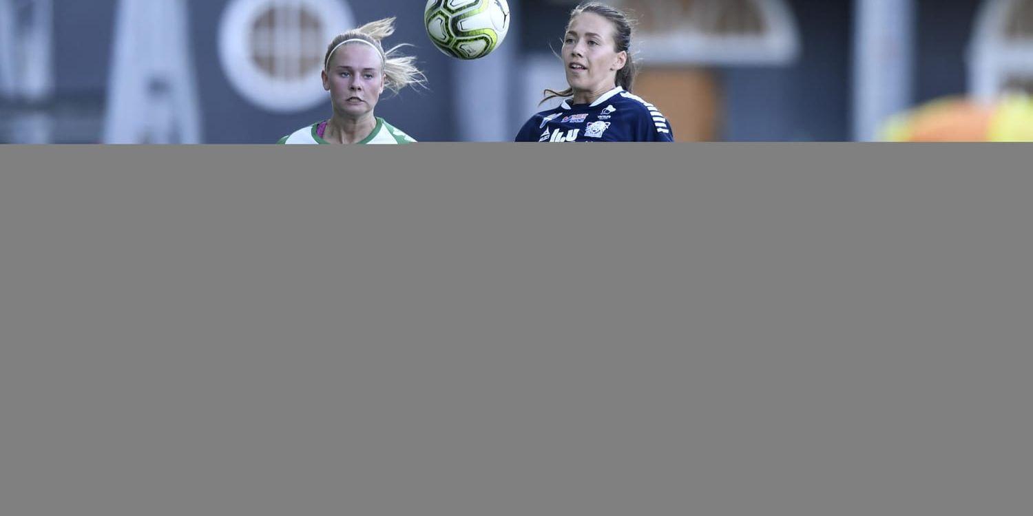 Hammarbys Emma Jansson och Linköpings Elin Landström i kamp om bollen under torsdagens damallsvenska fotbollsmatch mellan Hammarby och Linköping på Hammarby IP.