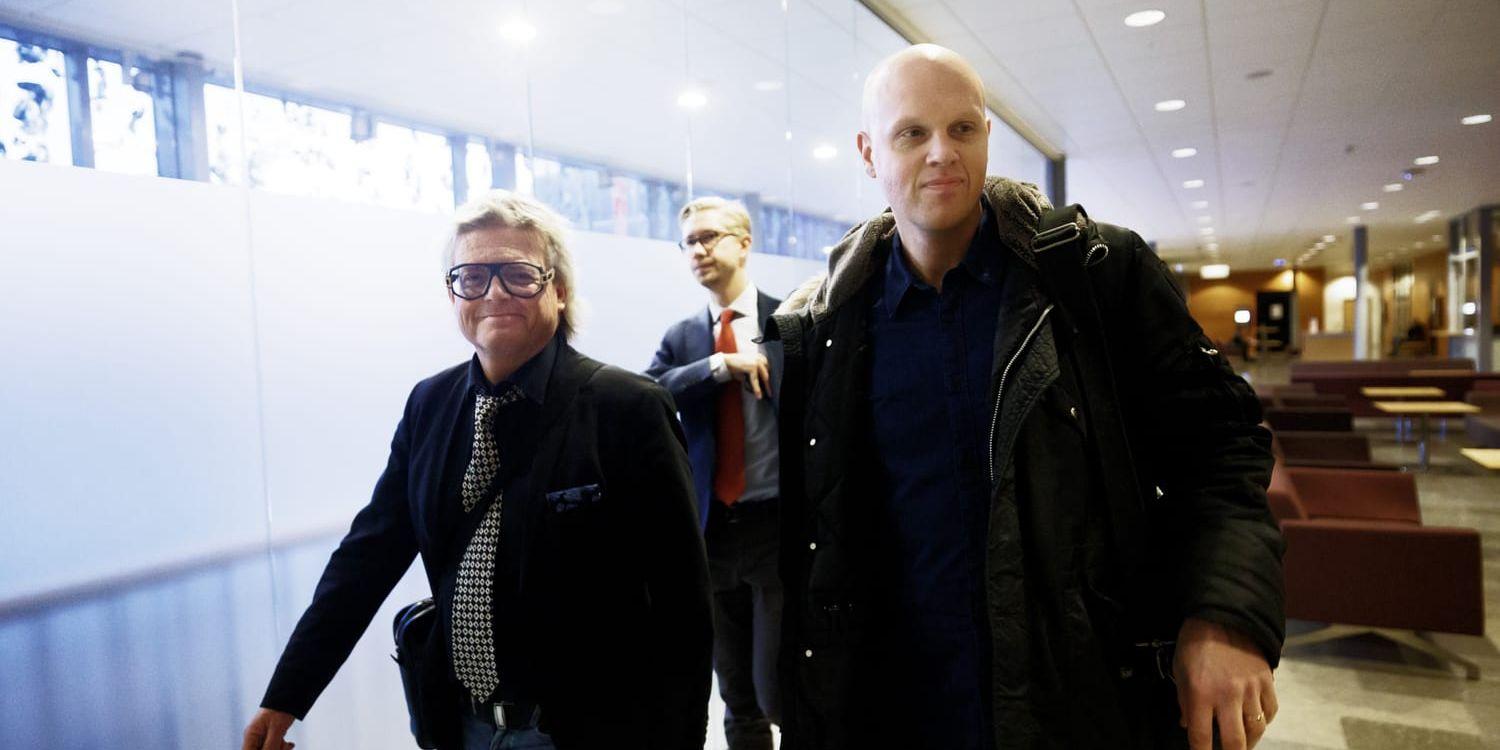 Joakim Lamotte och hans juridiska ombud Lars Salkola i Göteborgs tingsrätt i december 2022. Nu överklagar Lamotte den fällande domen om grovt förtal.