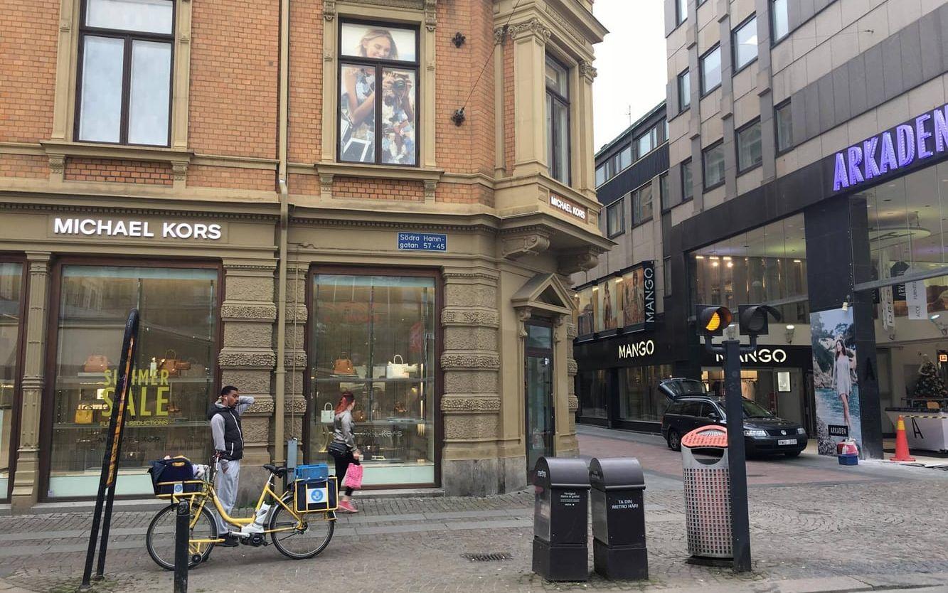 Tre svartklädda personer bröt sig in i lyxbutiken i centrala Göteborg i natt. Bild: Tobias Kjellberg