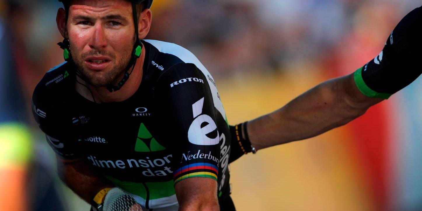 Mark Cavendish passerar mållinjen efter den våldsamma kraschen i tisdagens etapp av Tour de France.