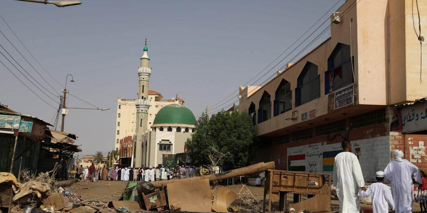 En vägavspärrning som demonstranter byggt i Sudans huvudstad Khartum. Arkivbild.