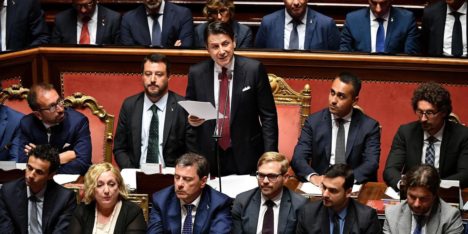 Inrikesminister, vice premiärminister och Legaledaren Matteo Salvini satt strax till vänster om premiärminister Giuseppe Conte när han meddelade att han avgår.