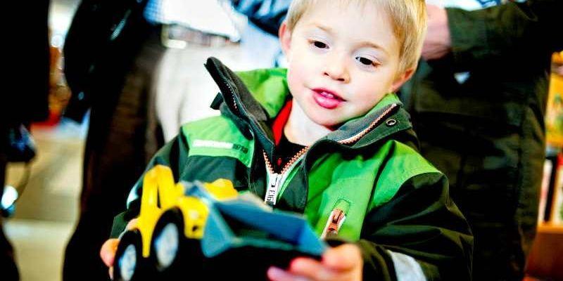 Fyraårige Olof Brädde hade med sig fyra leksaker, men nöjde sig med tre i utbyte. Han var överlycklig över sin grävmaskin och två innebandyklubbor.