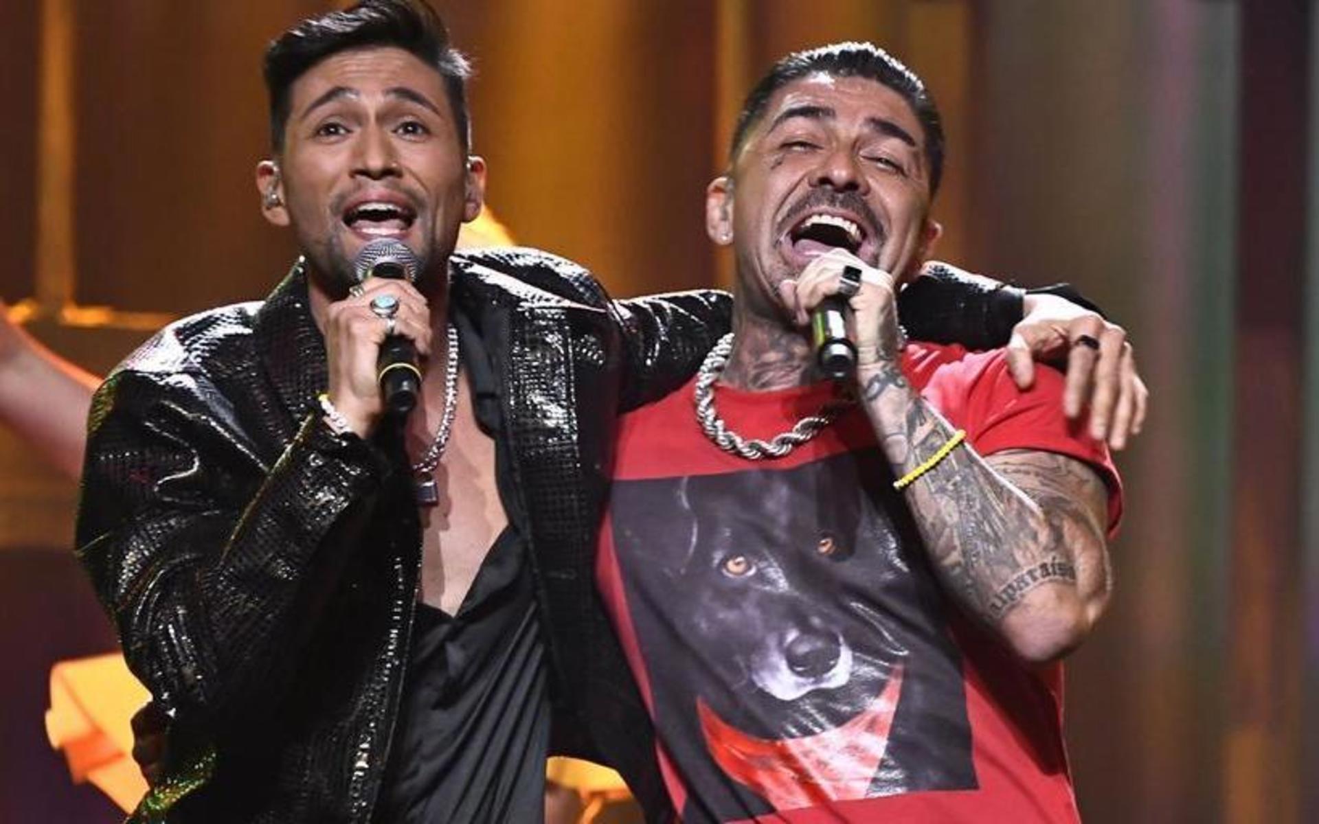 Méndez i sin stoppade t-shirt och Alvaro Estrella framförde bidraget &quot;Vamos amigos&quot; under Melodifestivalens andra deltävling  Scandinavium.