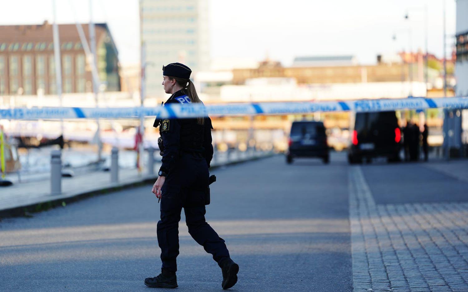 Polis på plats vid Lindholmspiren i Göteborg efter det att ett skarpt föremål har oskadliggjorts av bombskyddet. 